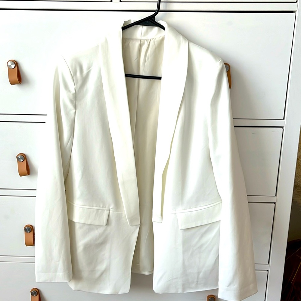 Like new white Express boyfriend blazer